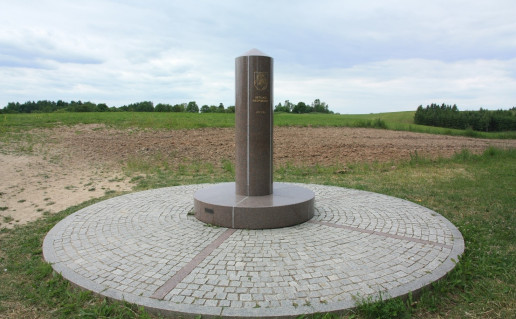 23_Stulpas žymintis trijų valstybių sienų sankirtos tašką.jpg